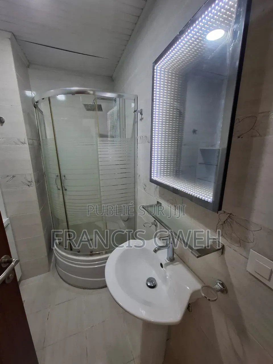 3chbre Appartement dans Francis Gweh, Cocody à Louer
