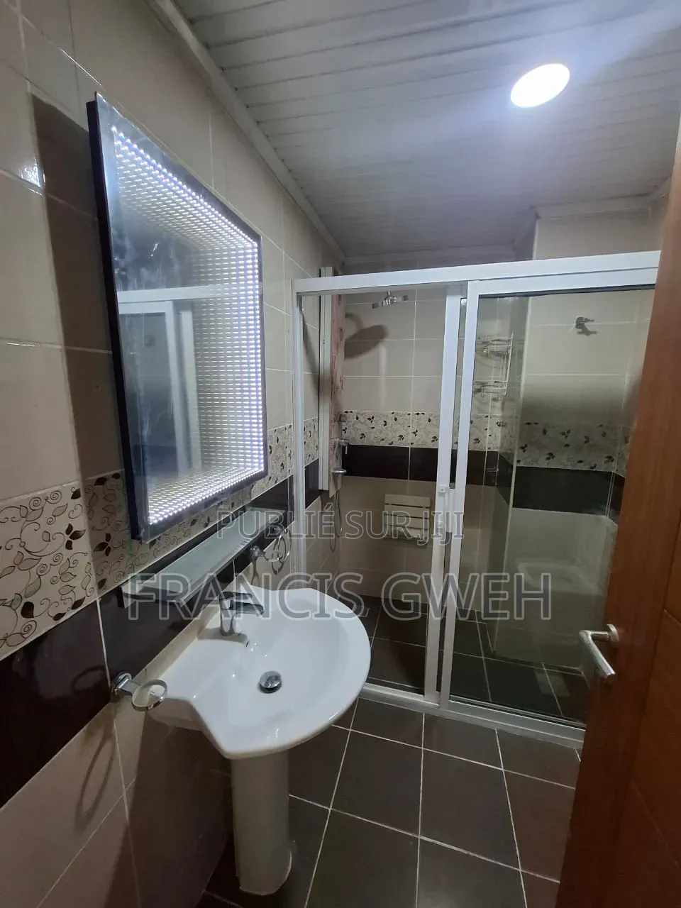 3chbre Appartement dans Francis Gweh, Cocody à Louer