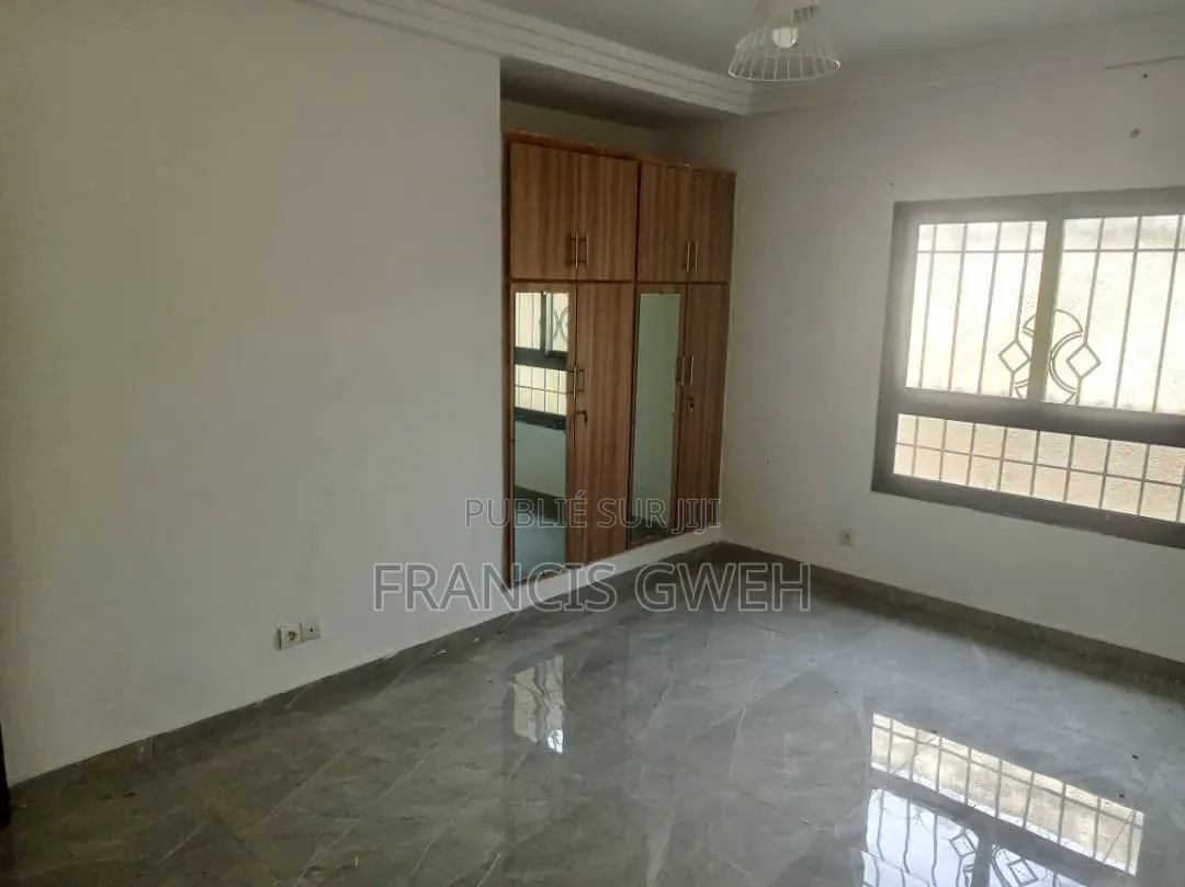 3chbre Duplex dans Francis Gweh, Cocody à Louer