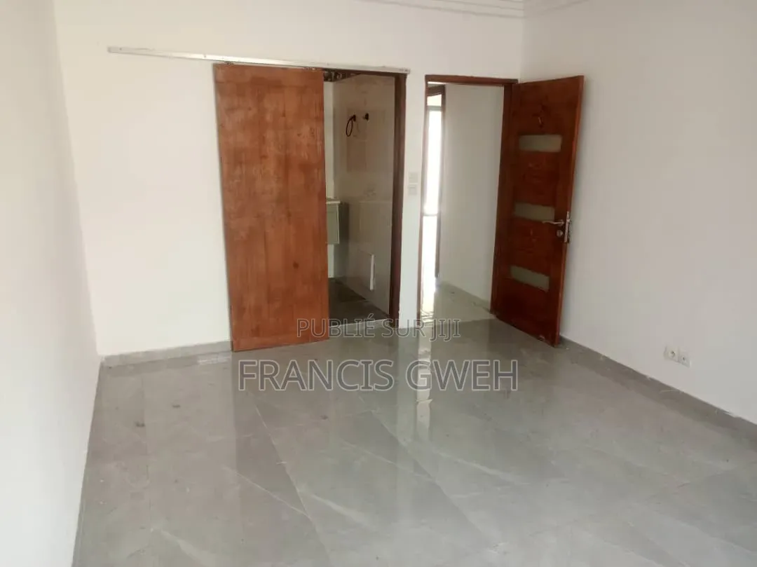 3chbre Duplex dans Francis Gweh, Cocody à Louer