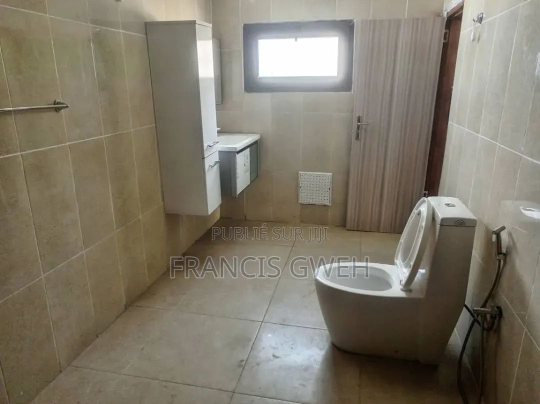 3chbre Duplex dans Francis Gweh, Cocody à Louer
