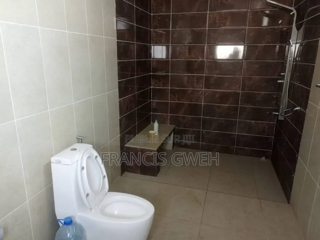 3chbre Duplex dans Francis Gweh, Cocody à Louer