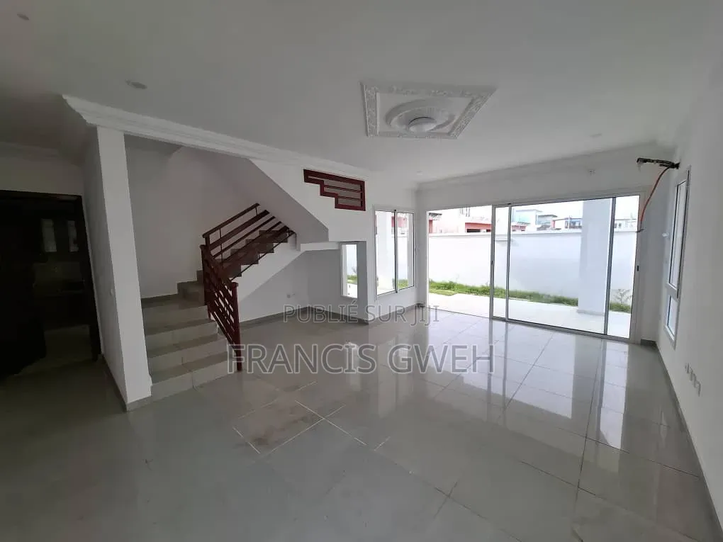 3chbre Duplex dans Francis Gweh, Cocody à Louer