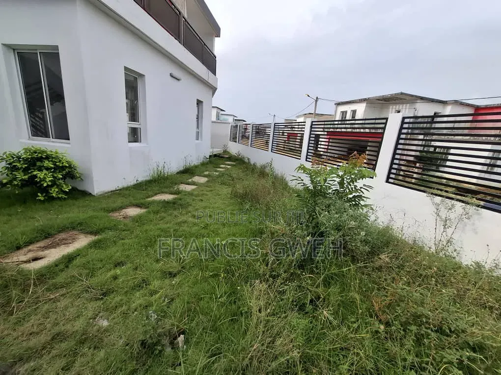 3chbre Duplex dans Francis Gweh, Cocody à Louer