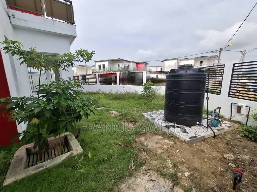 3chbre Duplex dans Francis Gweh, Cocody à Louer