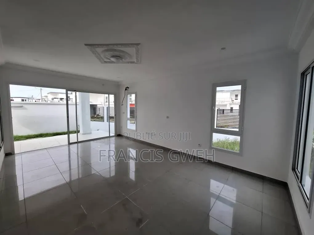 3chbre Duplex dans Francis Gweh, Cocody à Louer