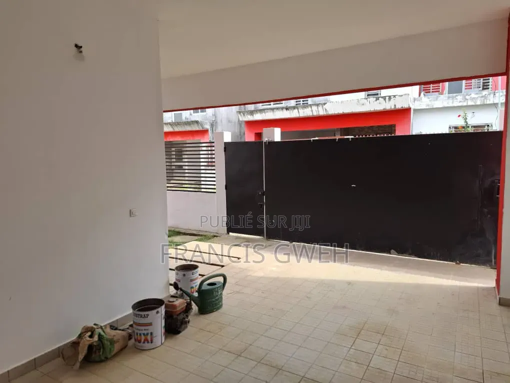 3chbre Duplex dans Francis Gweh, Cocody à Louer