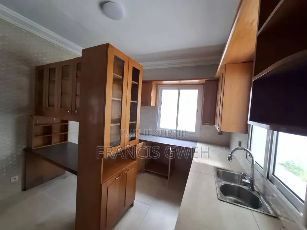 3chbre Duplex dans Francis Gweh, Cocody à Louer