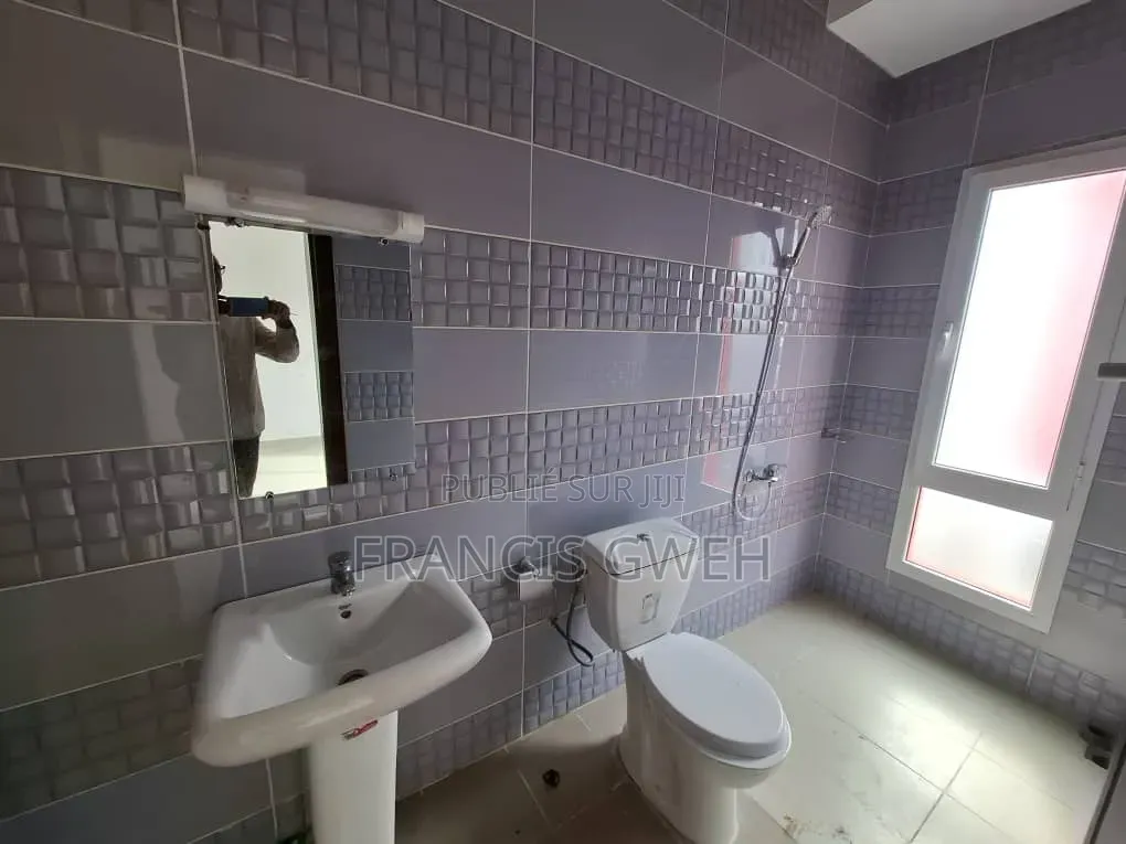 3chbre Duplex dans Francis Gweh, Cocody à Louer