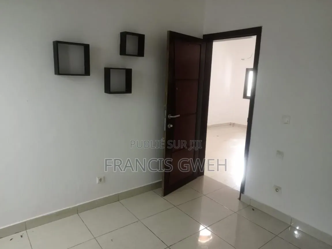 2chbre Appartement dans Francis Gweh, Cocody à Louer