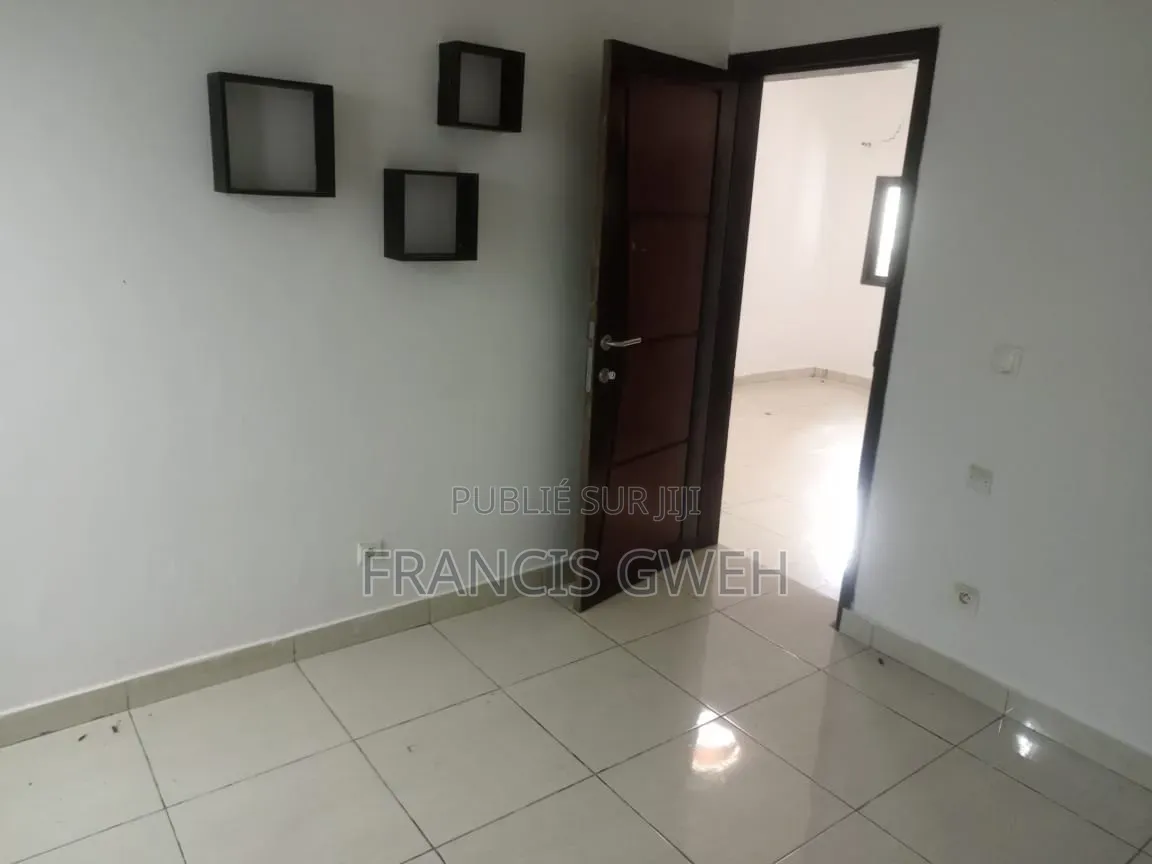 2chbre Appartement dans Francis Gweh, Cocody à Louer