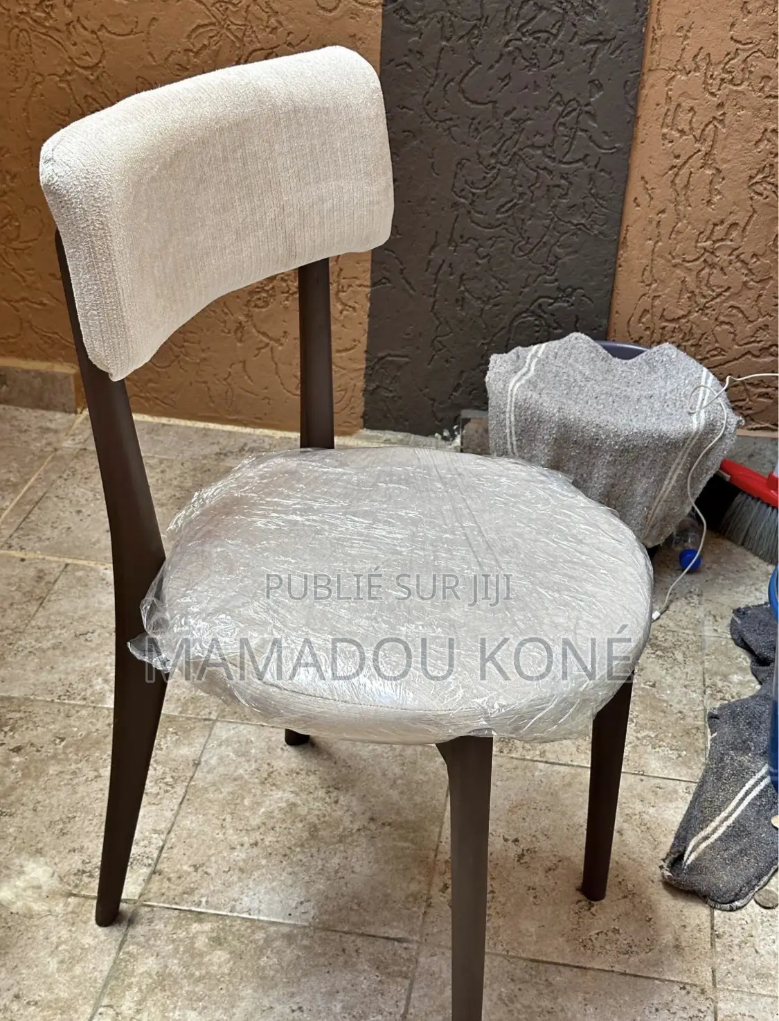 Des Chaises Locaux