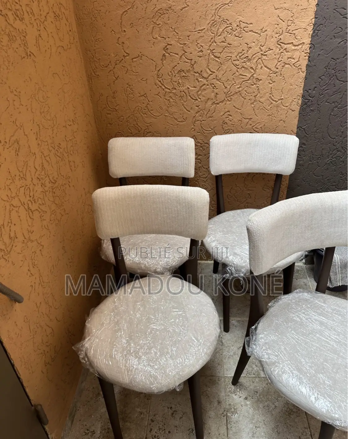 Des Chaises Locaux