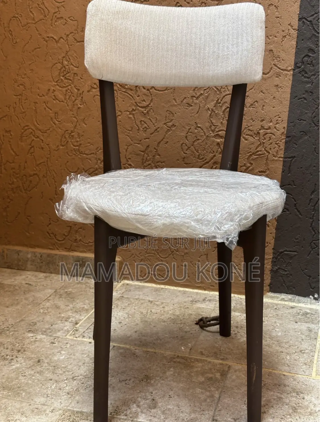 Des Chaises Locaux