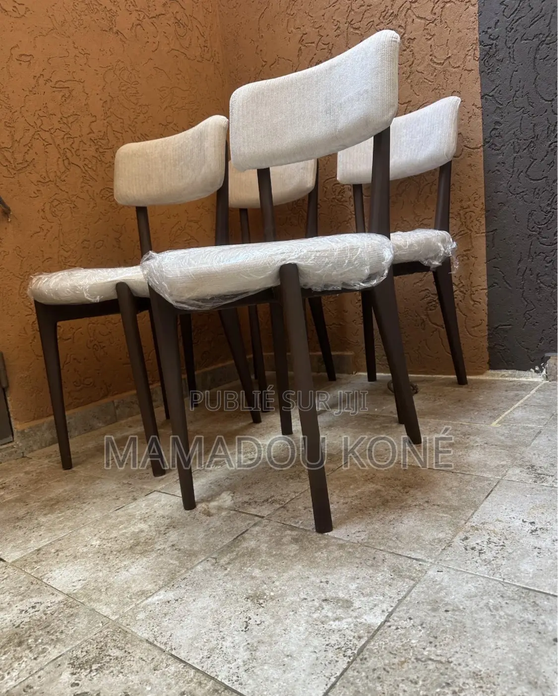 Des Chaises Locaux