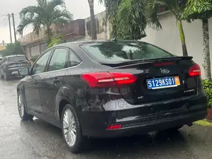 Ford Focus Titanium Sedan FWD (2.0L 4cyl 6A) 2017 Noir