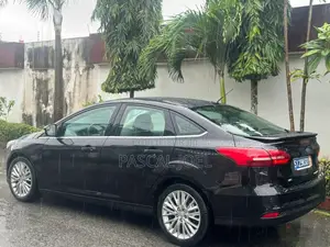 Ford Focus Titanium Sedan FWD (2.0L 4cyl 6A) 2017 Noir