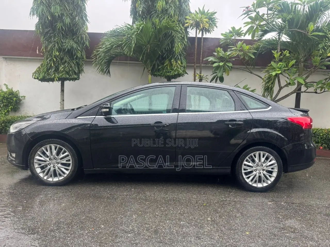 Ford Focus Titanium Sedan FWD (2.0L 4cyl 6A) 2017 Noir