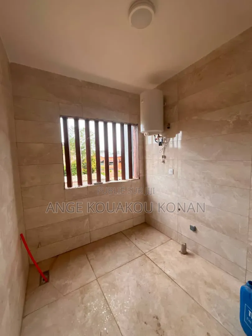 3chbre Duplex dans Ange Immobilier, Bingerville à Vendre