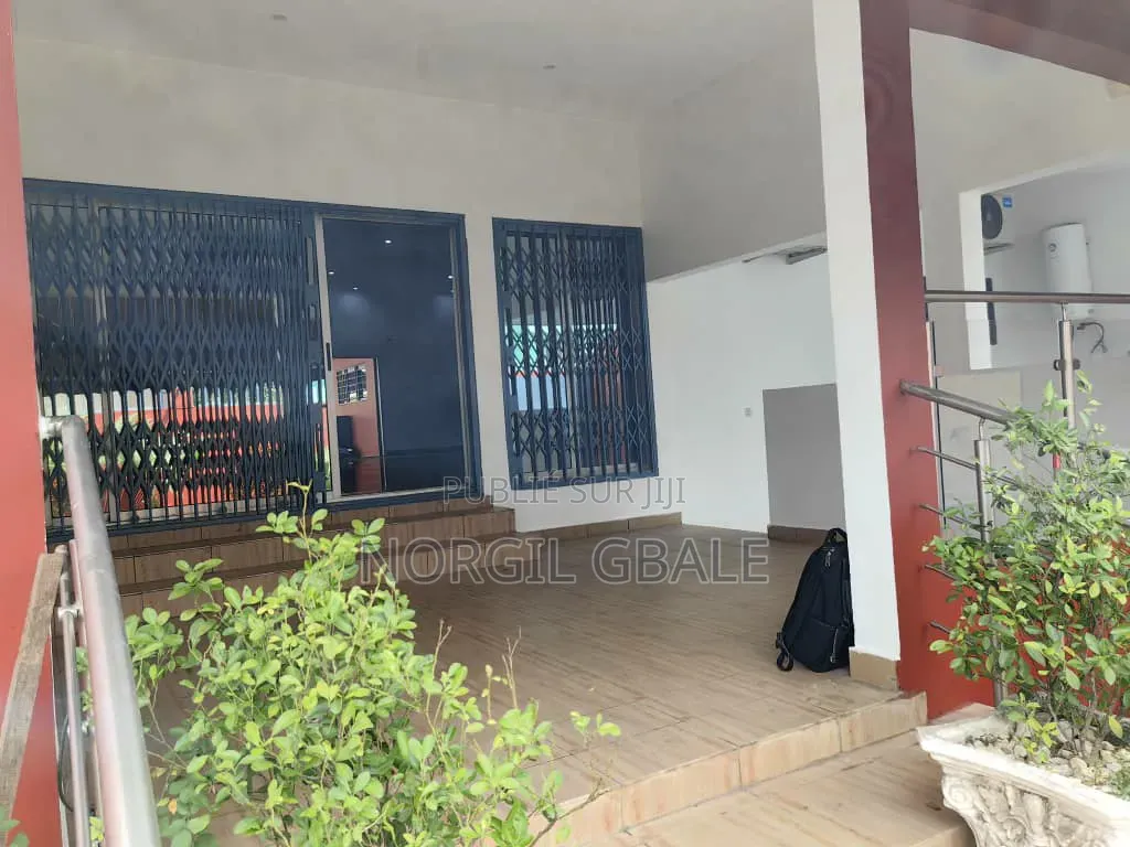 5chbre Villa dans Avec Norco, Cocody à Vendre