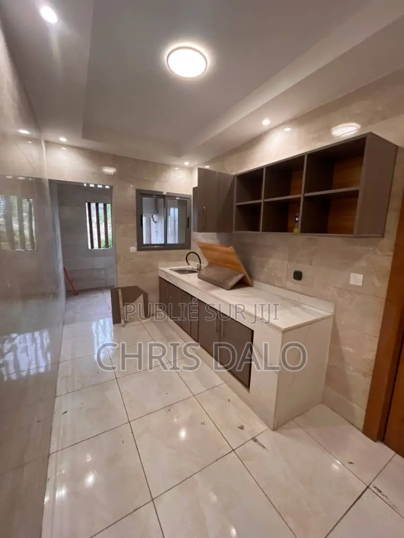 1chbre Appartement dans Beni, Cocody à Louer