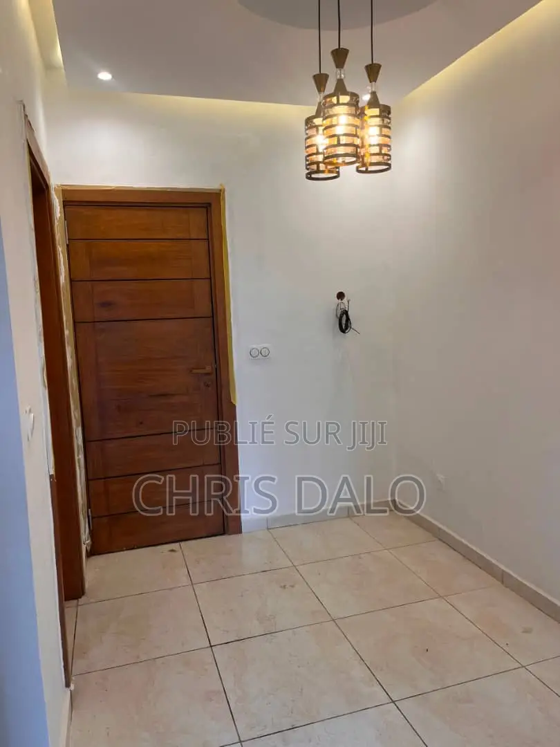 1chbre Appartement dans Beni, Cocody à Louer