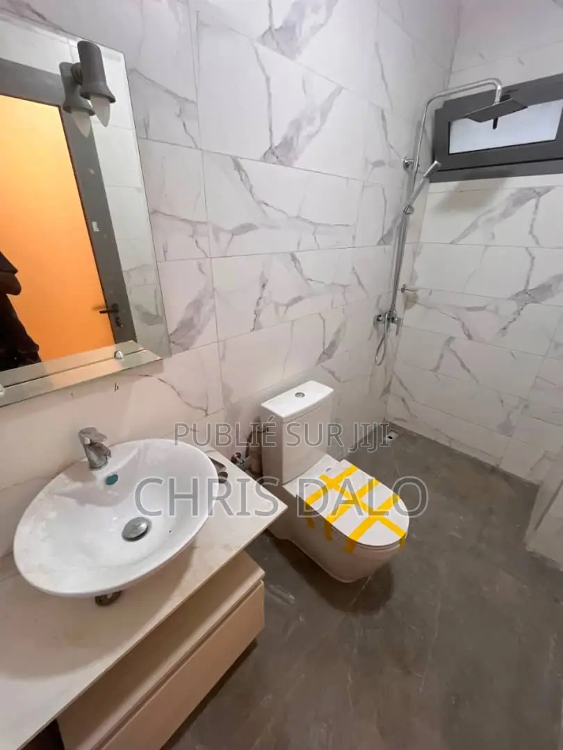 1chbre Appartement dans Beni, Cocody à Louer