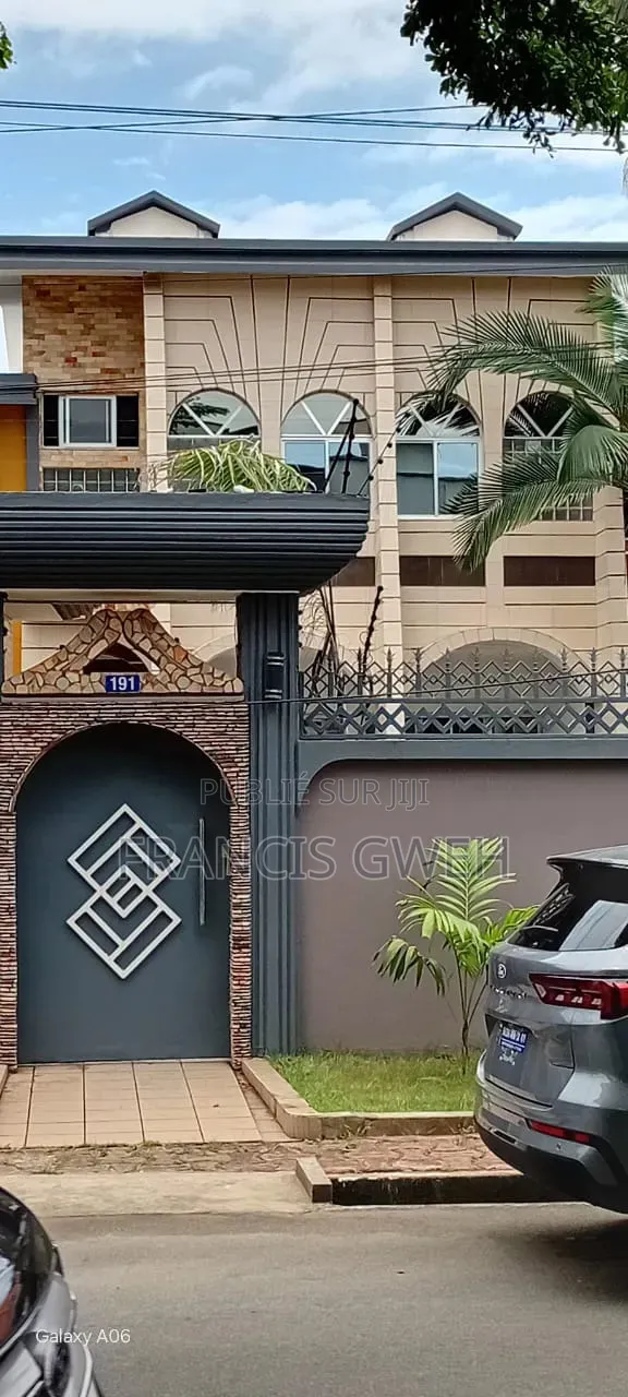 7chbre Duplex dans Francis Gweh, Cocody à Louer