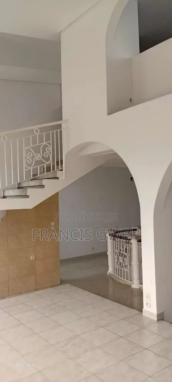 7chbre Duplex dans Francis Gweh, Cocody à Louer