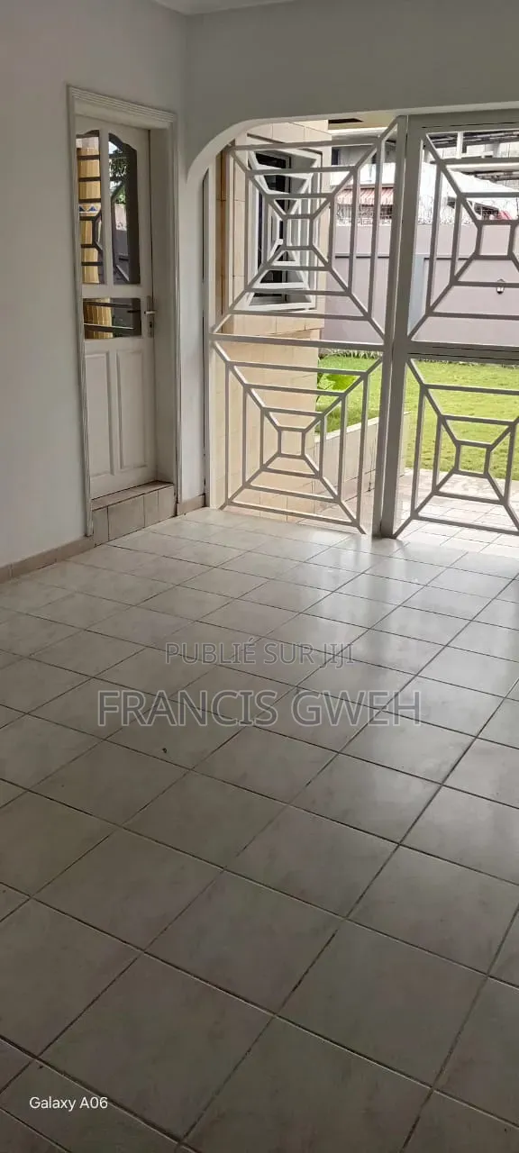 7chbre Duplex dans Francis Gweh, Cocody à Louer