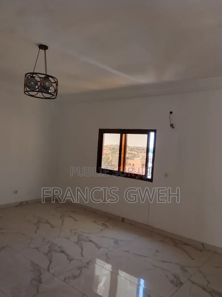 3chbre Appartement-terrasse dans Francis Gweh, Cocody à Vendre