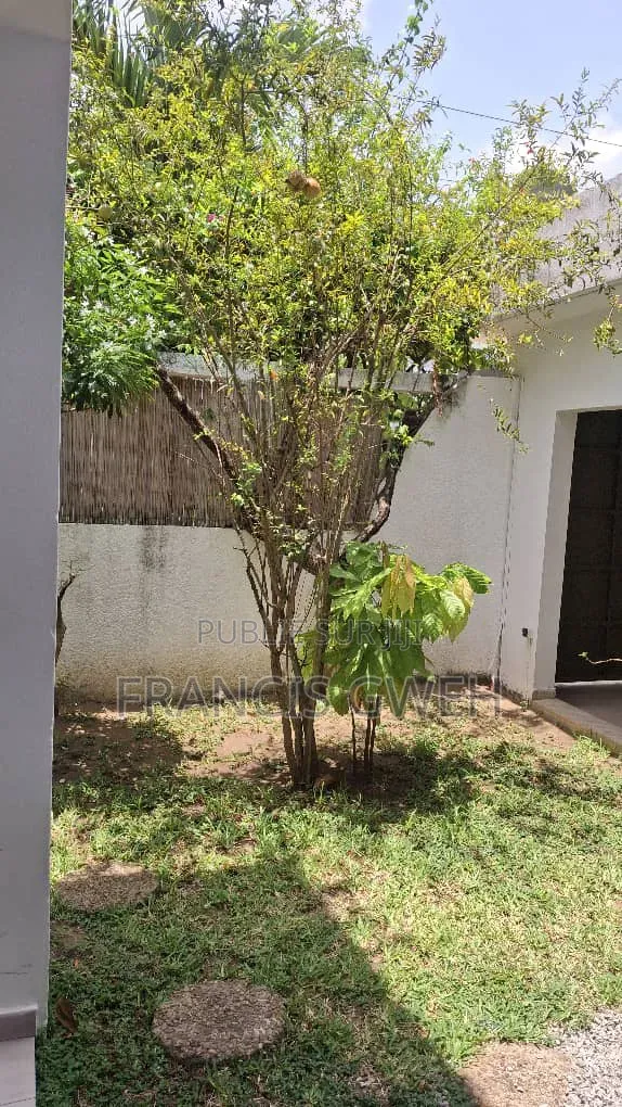 5chbre Duplex dans Francis Gweh, Cocody à Louer