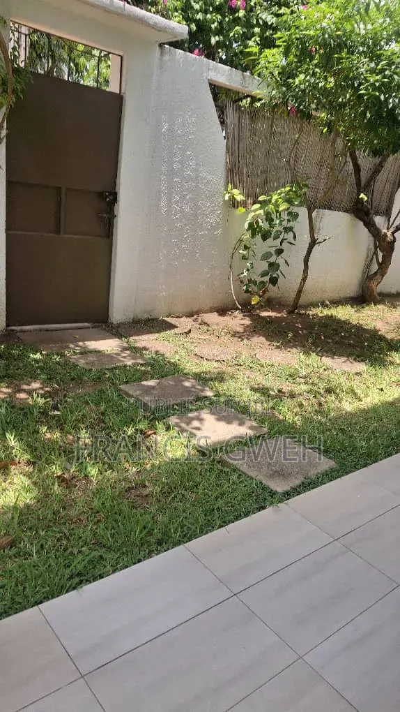 5chbre Duplex dans Francis Gweh, Cocody à Louer