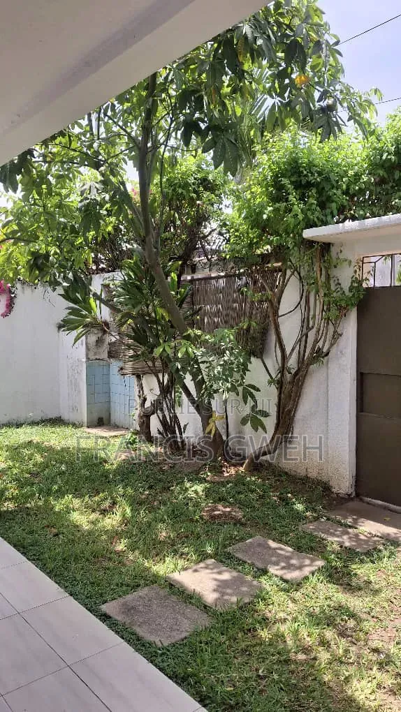 5chbre Duplex dans Francis Gweh, Cocody à Louer