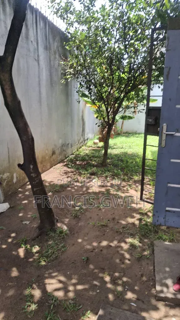 5chbre Duplex dans Francis Gweh, Cocody à Louer