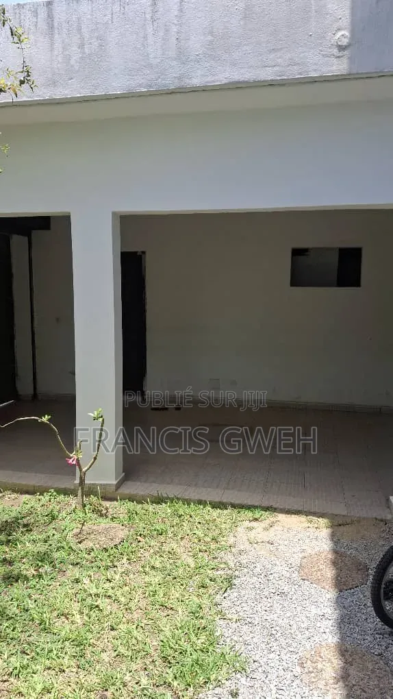 5chbre Duplex dans Francis Gweh, Cocody à Louer