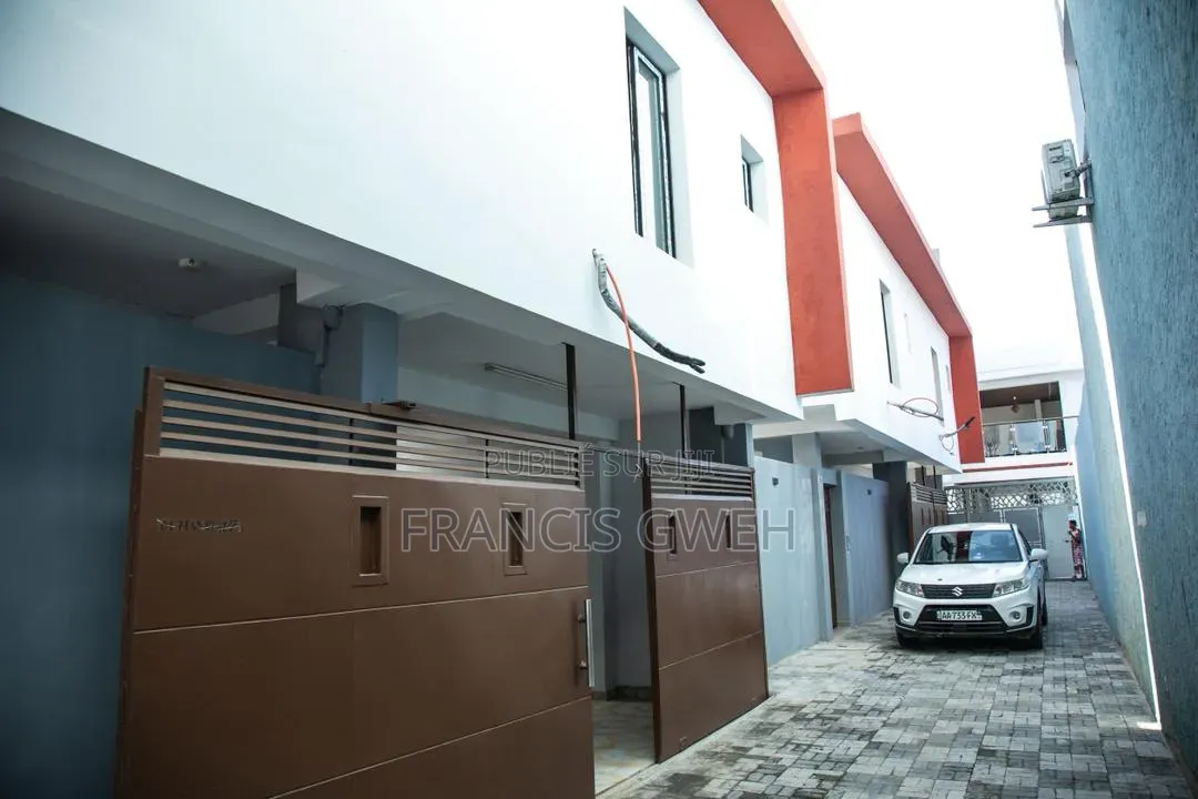 5chbre Duplex dans Francis Gweh, Cocody à Louer