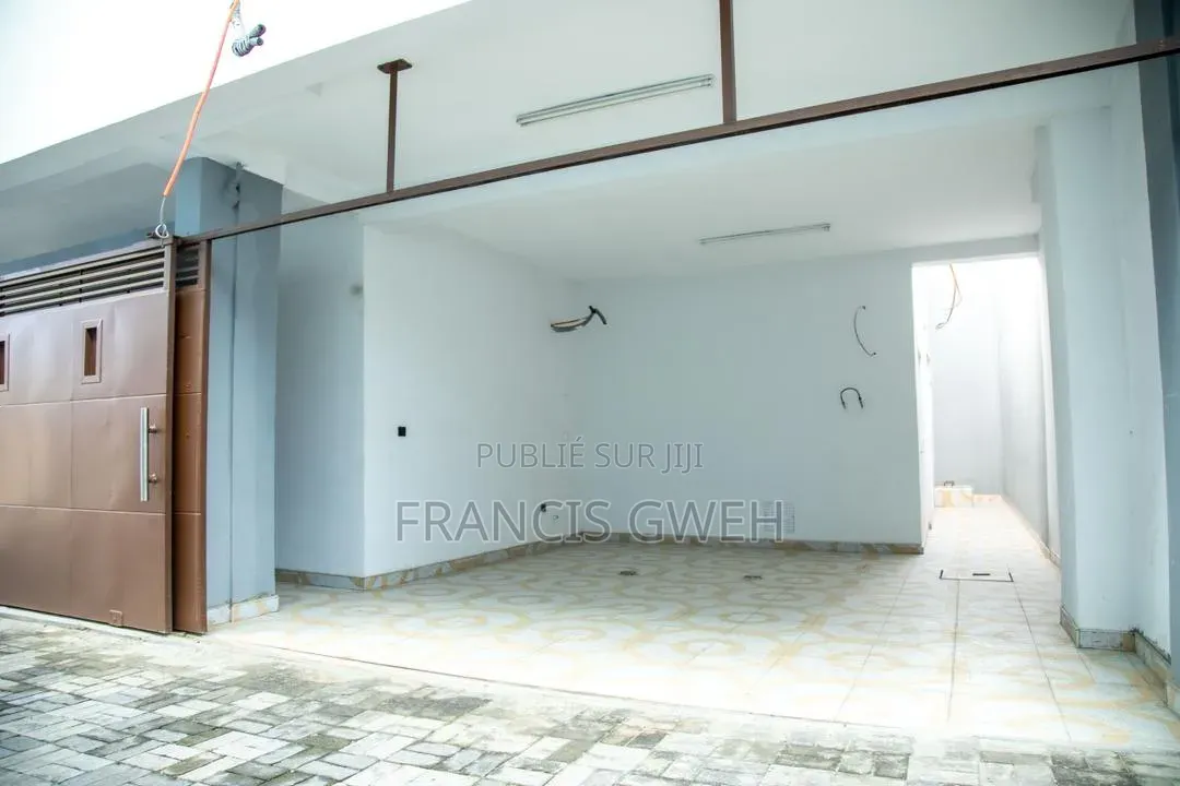 5chbre Duplex dans Francis Gweh, Cocody à Louer