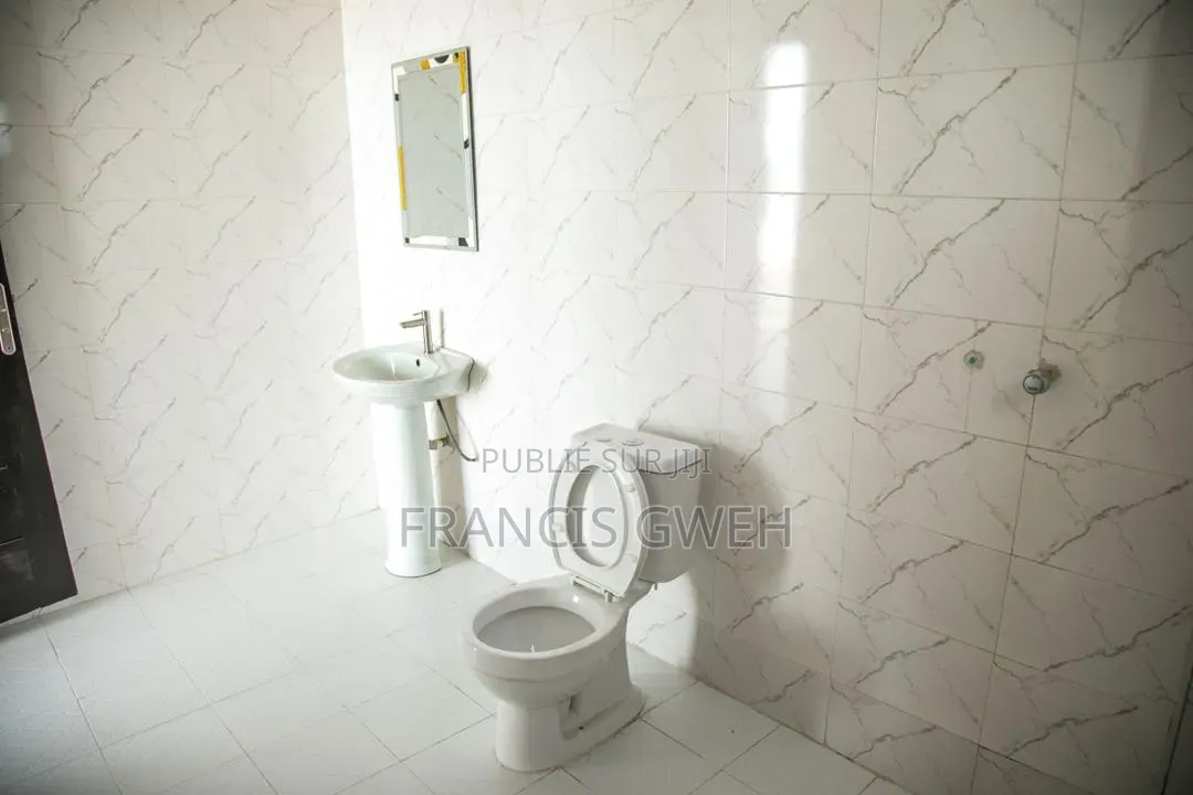 5chbre Duplex dans Francis Gweh, Cocody à Louer