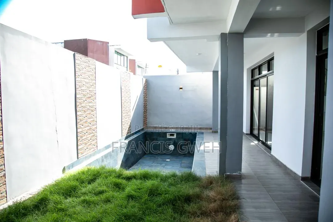 5chbre Duplex dans Francis Gweh, Cocody à Louer