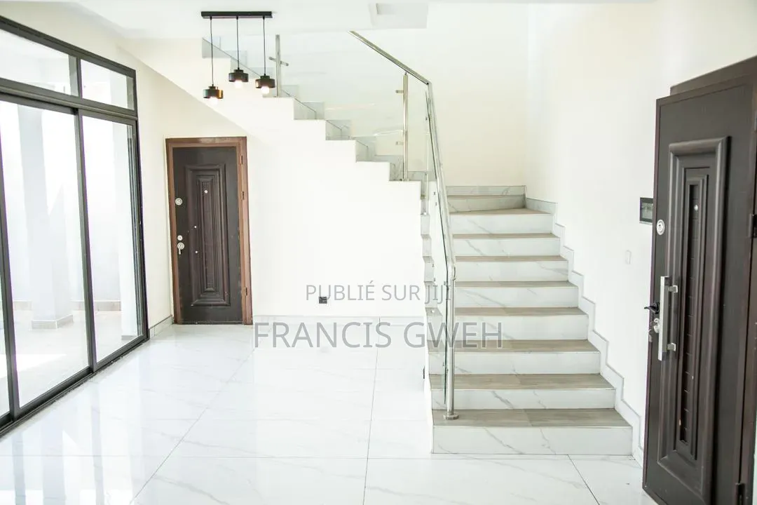 5chbre Duplex dans Francis Gweh, Cocody à Louer