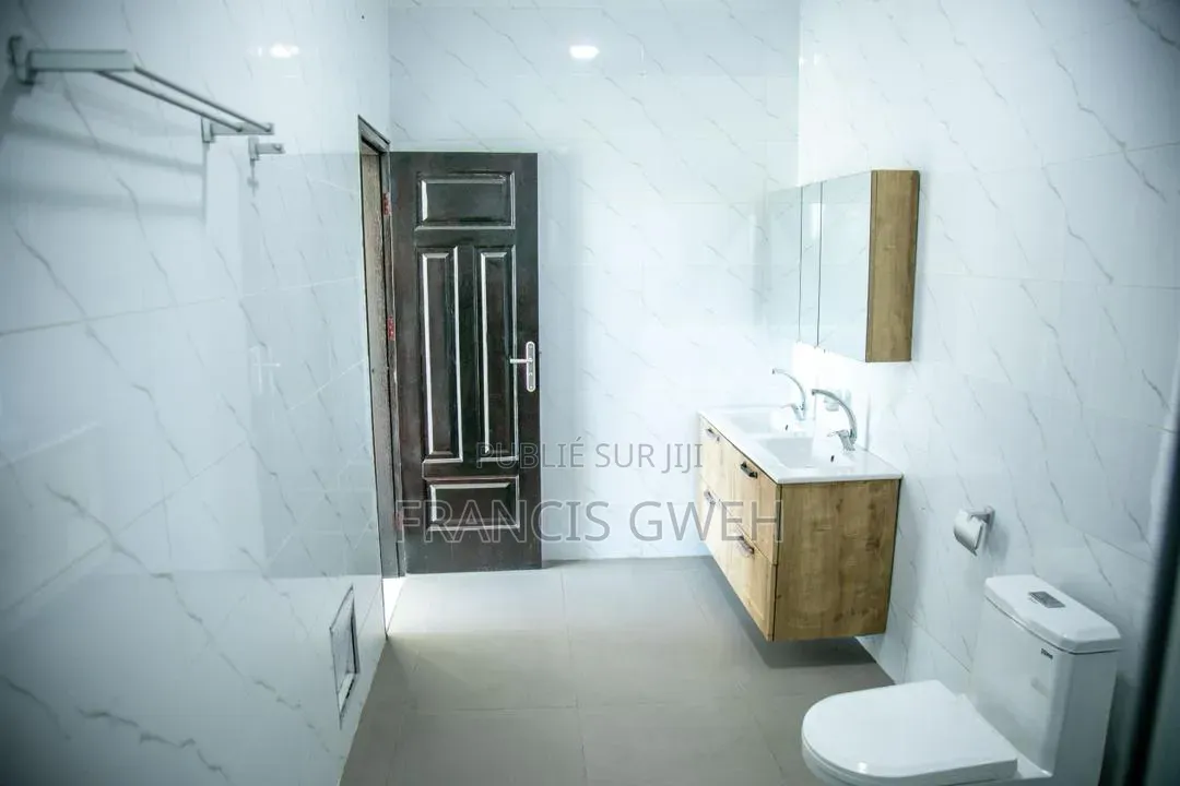5chbre Duplex dans Francis Gweh, Cocody à Louer