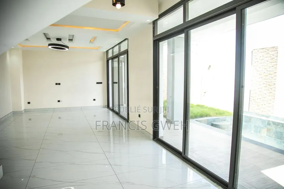 5chbre Duplex dans Francis Gweh, Cocody à Louer