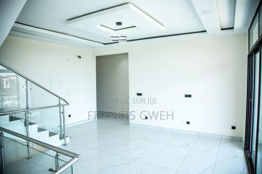 5chbre Duplex dans Francis Gweh, Cocody à Louer