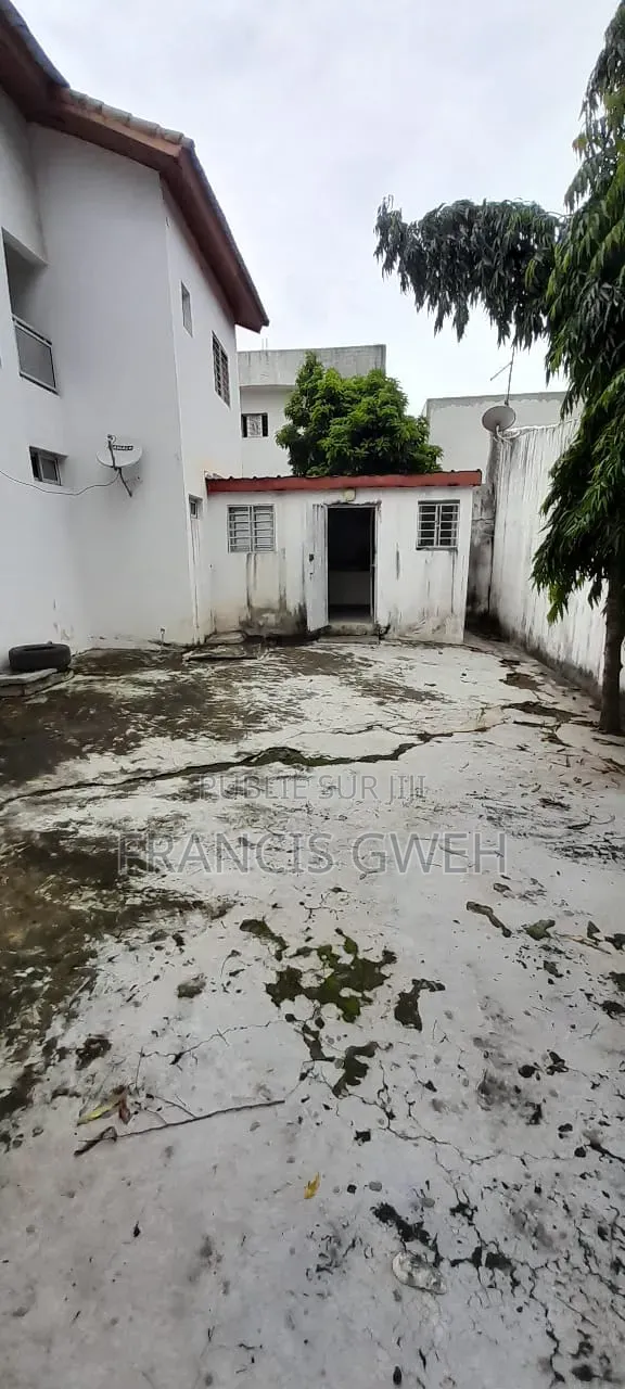 5chbre Duplex dans Francis Gweh, Cocody à Louer
