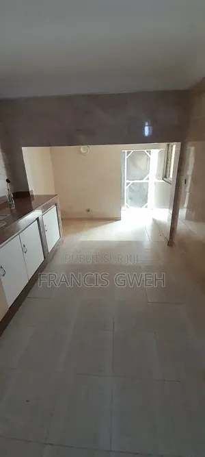 5chbre Duplex dans Francis Gweh, Cocody à Louer