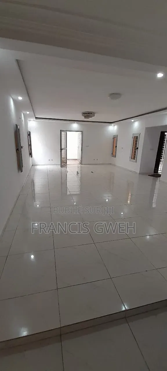 5chbre Duplex dans Francis Gweh, Cocody à Louer