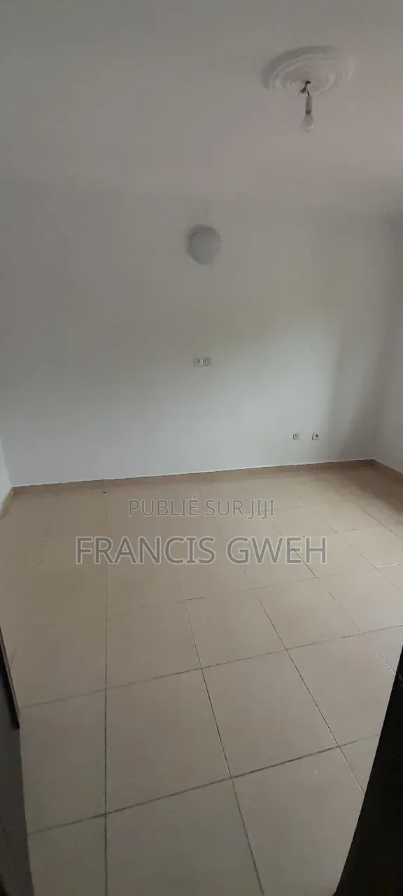 5chbre Duplex dans Francis Gweh, Cocody à Louer