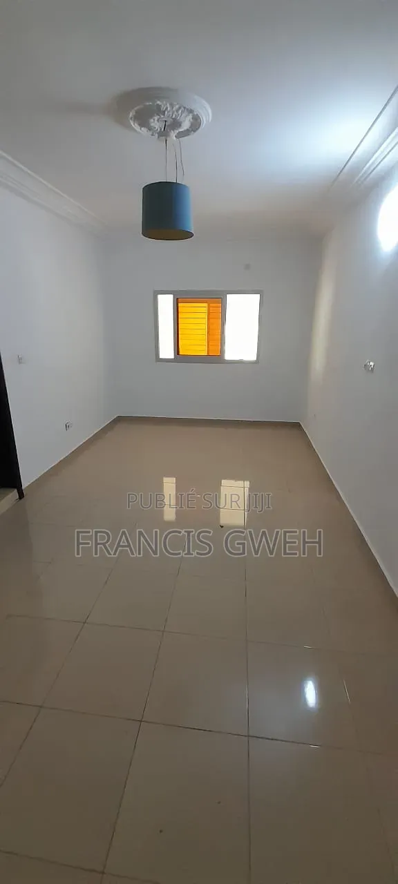 5chbre Duplex dans Francis Gweh, Cocody à Louer