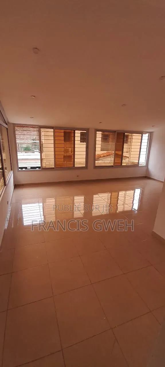 5chbre Duplex dans Francis Gweh, Cocody à Louer